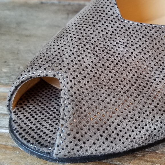 Elegant Bruno Magli Peep Toe Leather Slip On Shoes - Picture 14 of 16